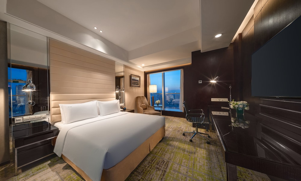 Soho, Standard, King Bed, with View، Holiday Inn Focus Square 5/8