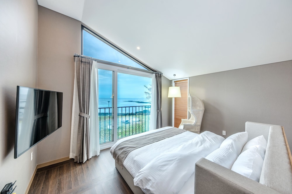 STANDARD, KING BED, OCEAN VIEW