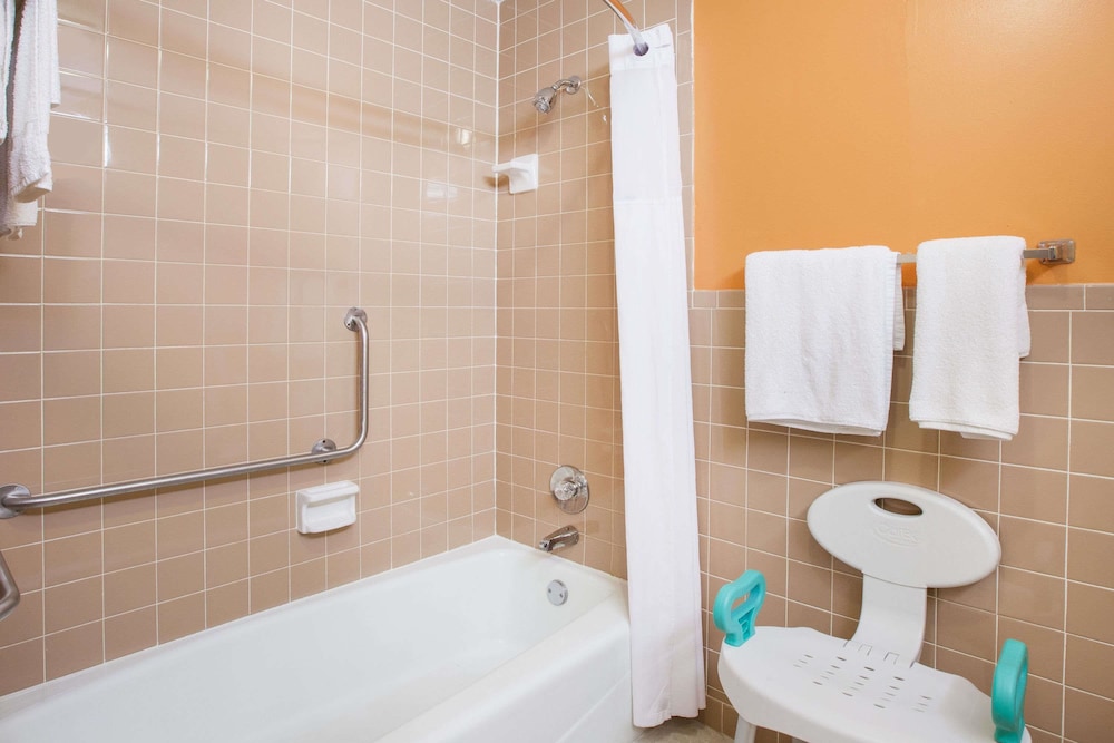 Days Inn By Wyndham Alma 6/19