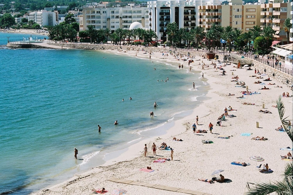 Santa Eulalia Hostal 34/44