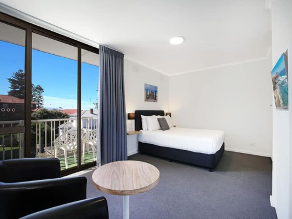 STANDARD, QUEEN BED