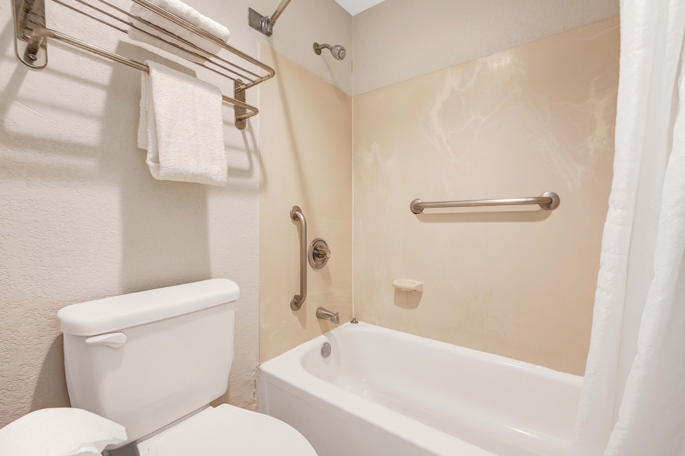 Super 8 by Wyndham Orlando Near Florida Mall 21/54