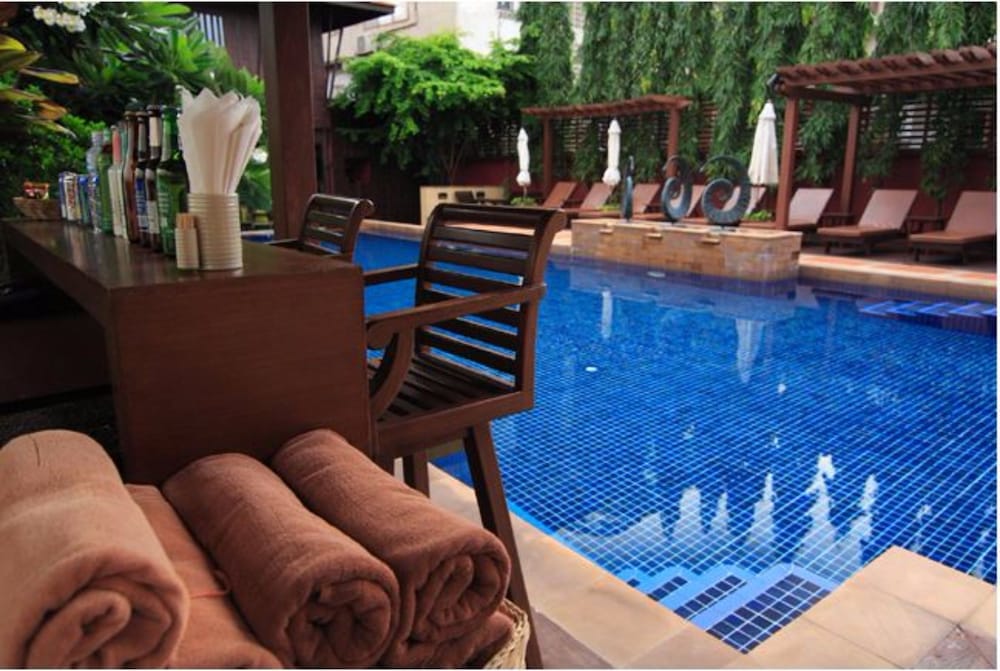 Rose Hotel 39/50