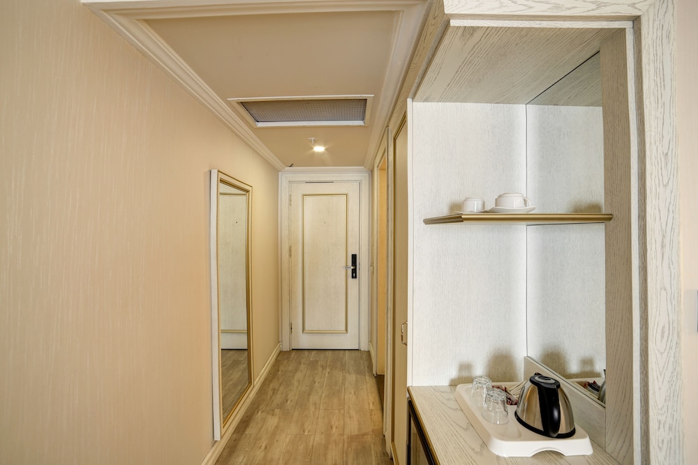 Halifaks Hotel 50/50