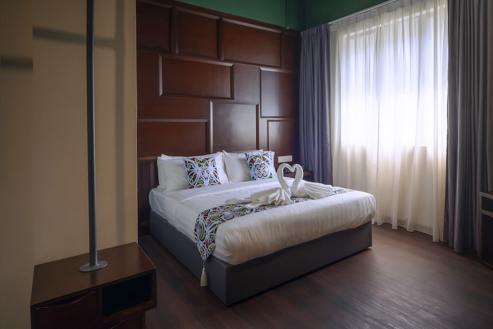 PREMIER, DELUXE, QUEEN BED