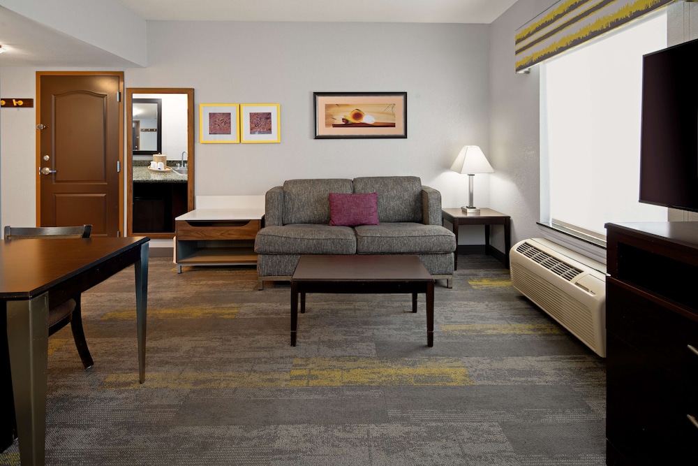 Hampton Inn and Suites-Bakersfield/Hwy 58, CA 31/51