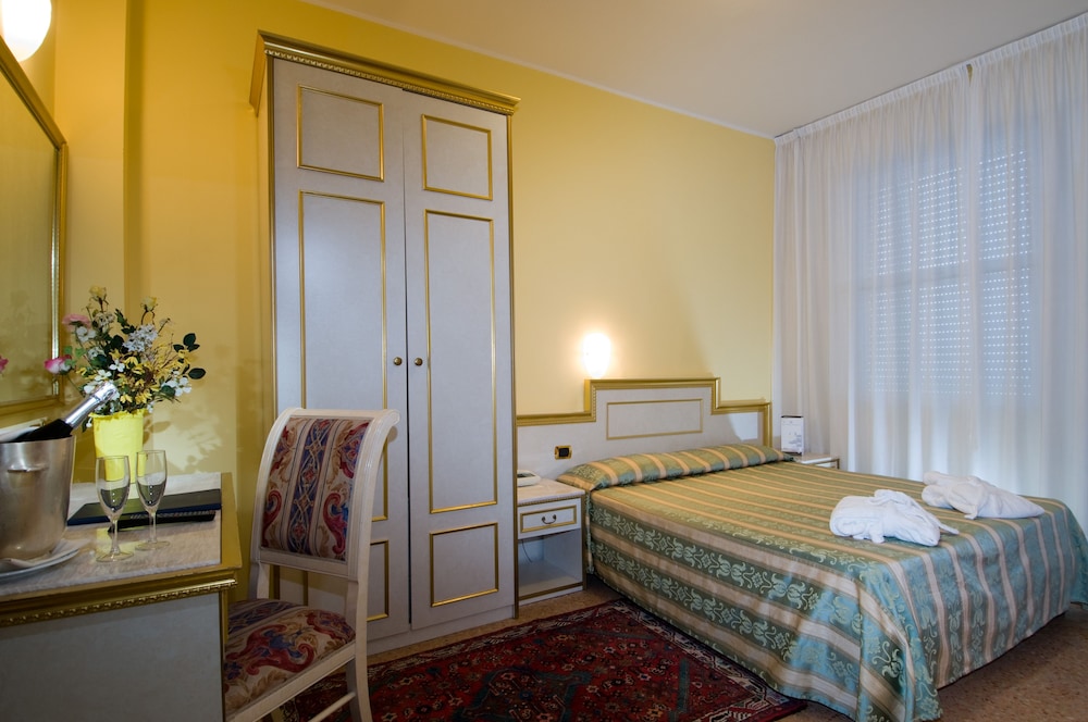 ROOM, SINGLE