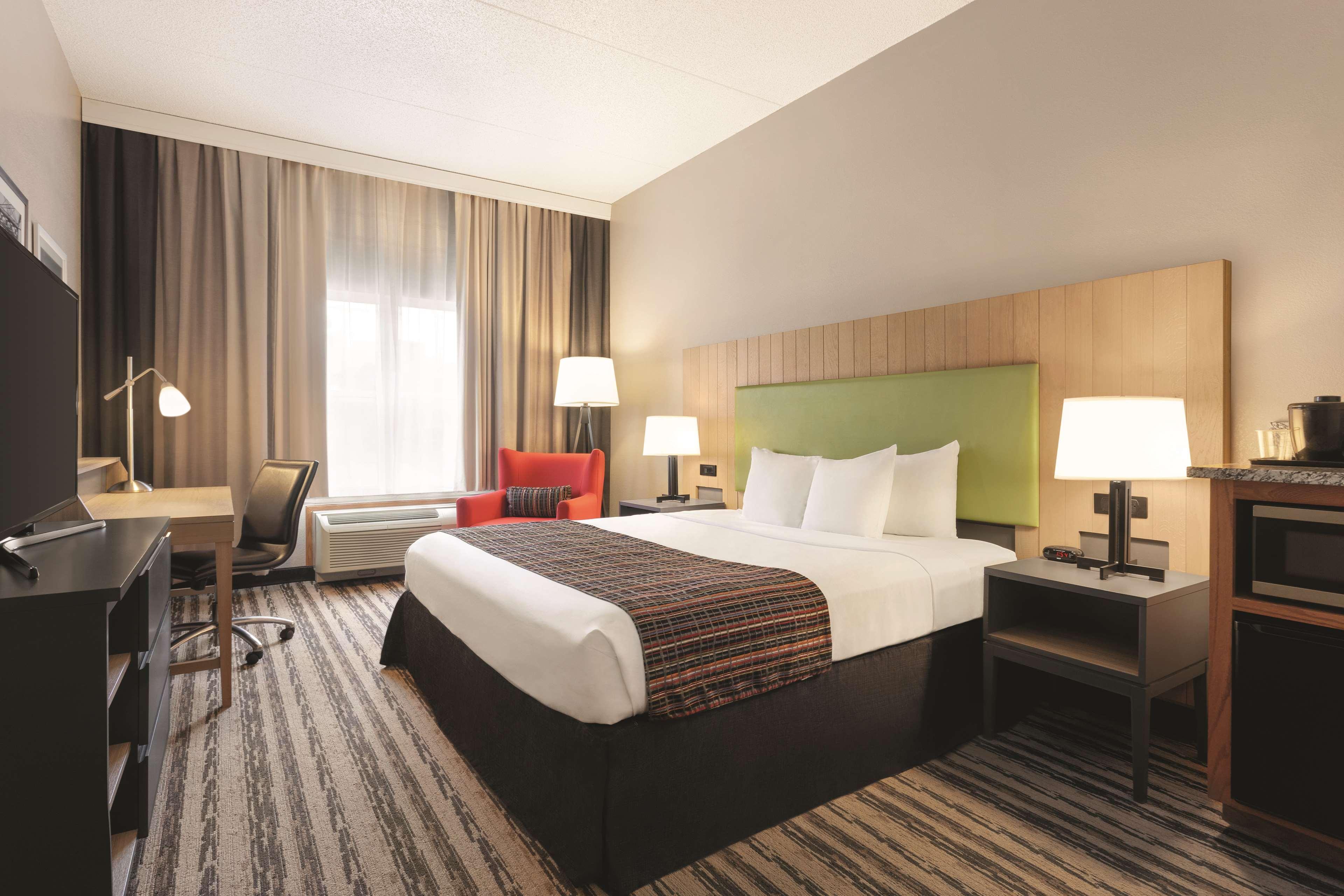 ROOM, QUEEN BED