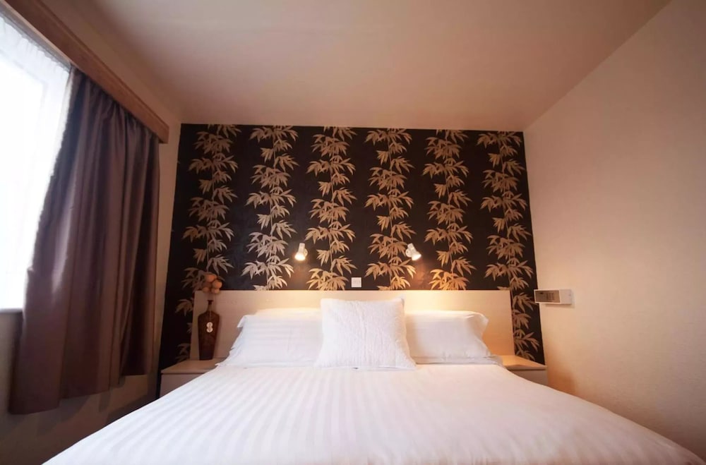 Norfolk Hotel 23/58