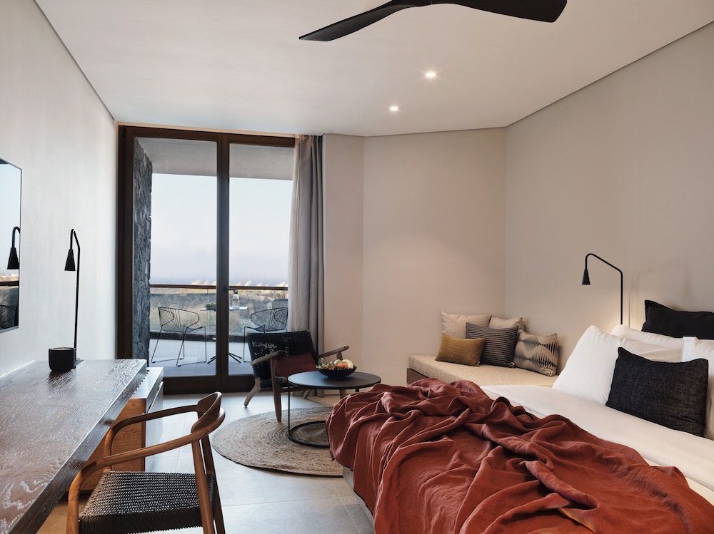 Magma Resort Santorini in of the Unbound Collection by Hyatt 21/64