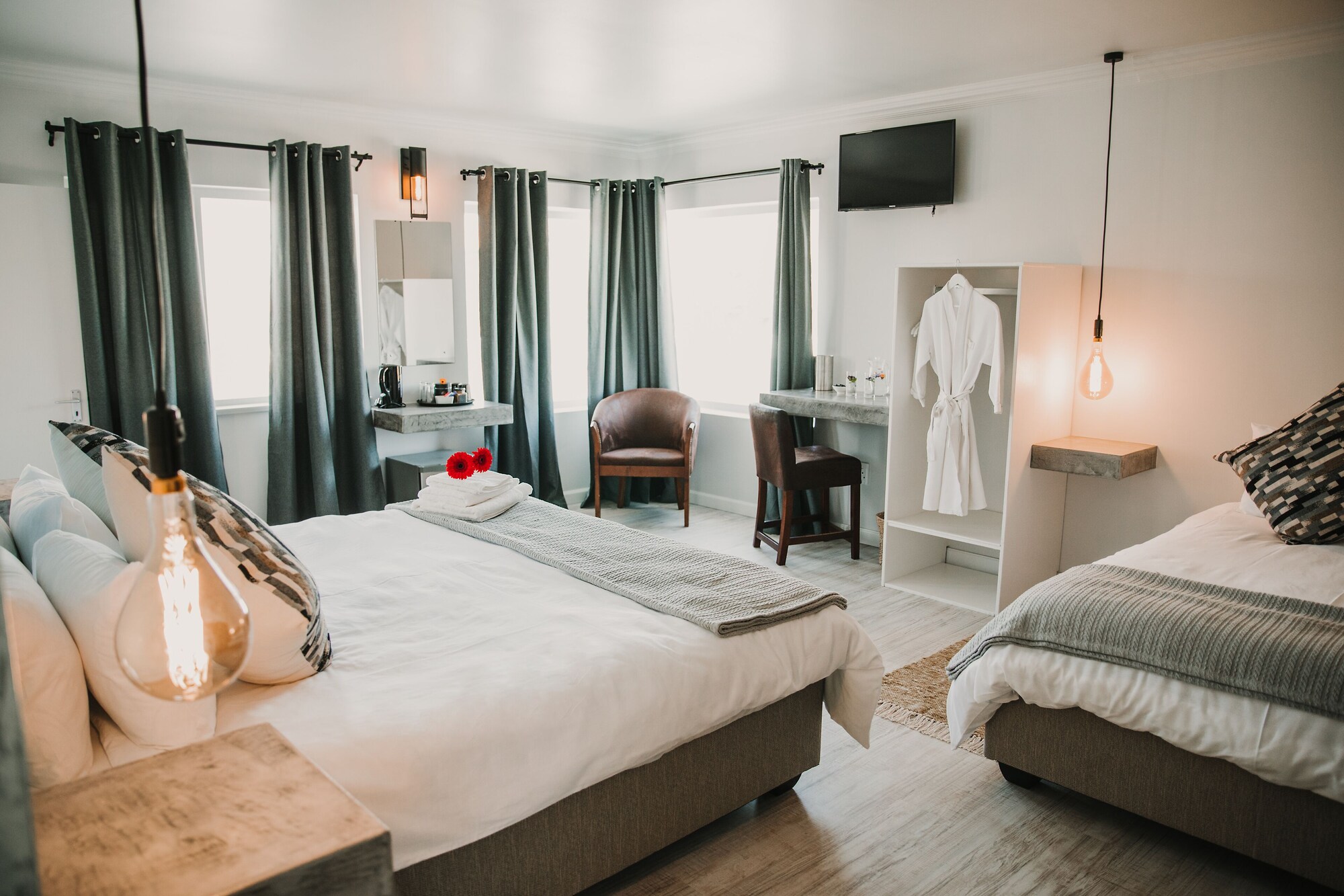 DELUXE, DOUBLE OR TWIN BED