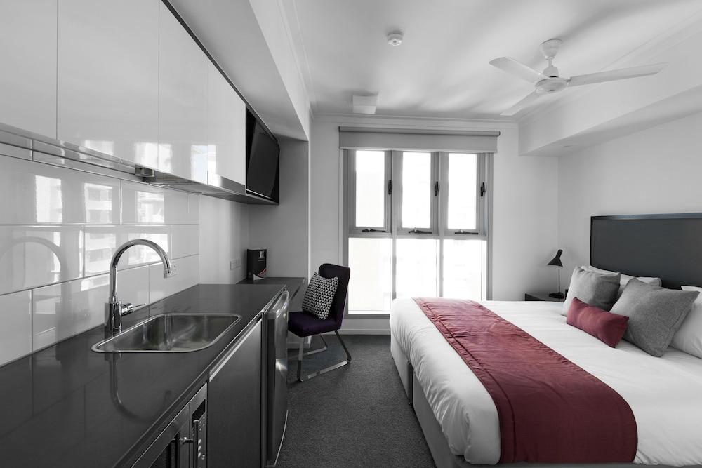 H on Mitchell Apartment Hotel 12/50