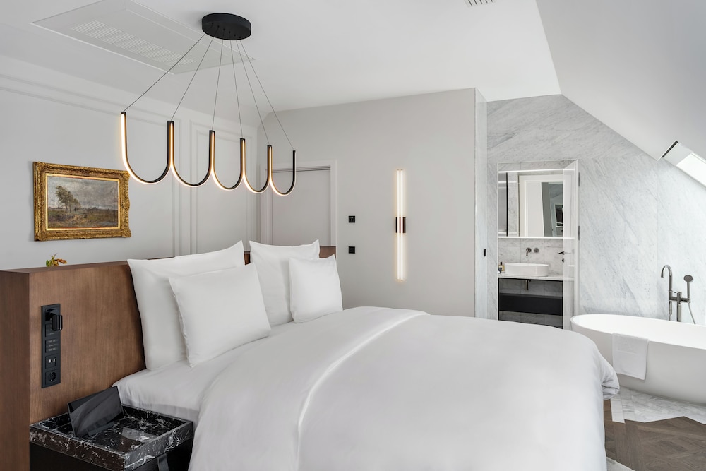 LUXURY, SUITE