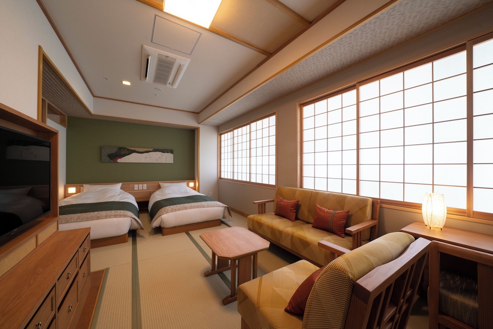 DELUXE, QUADRUPLE, MULTIPLE BEDS, BATHTUB