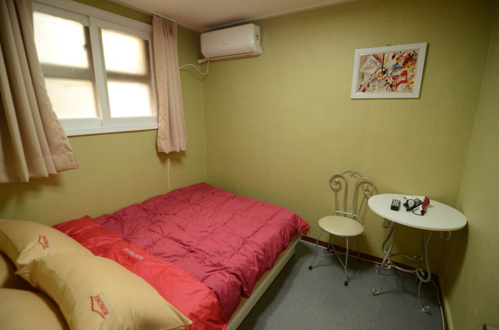 ROOM, DOUBLE BED