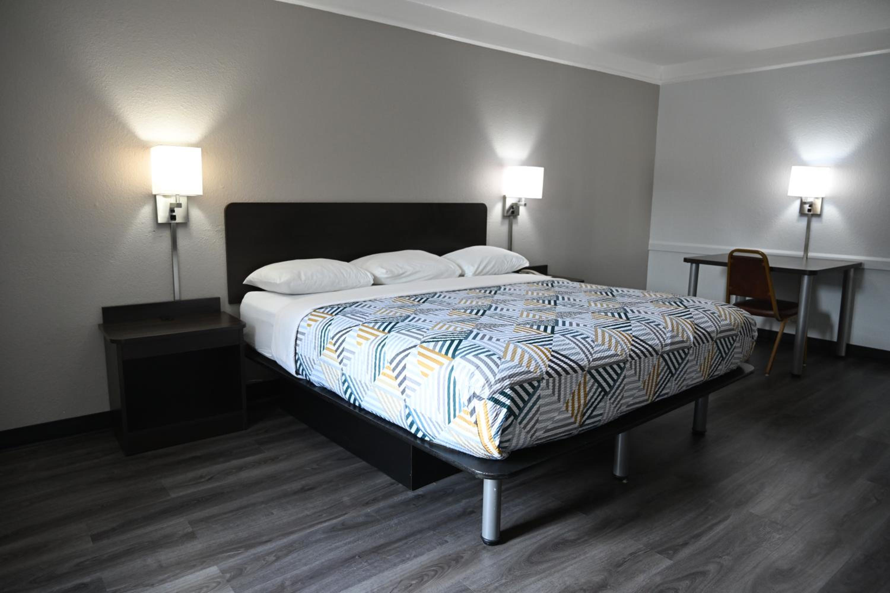 1 King Bed Non-Smoking, Micfridge