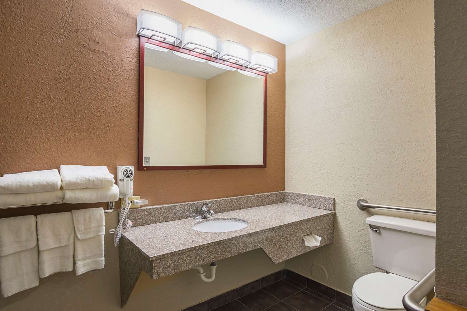 AmericInn by Wyndham Holland MI 16/16