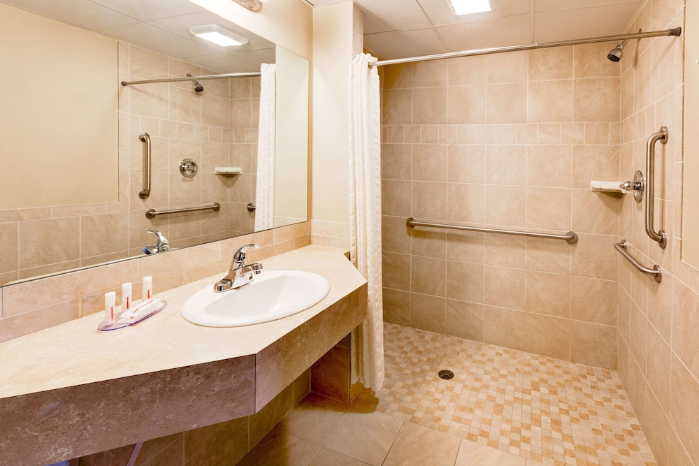 Super 8 by Wyndham Traverse City 13/21