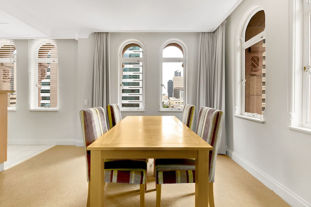 The Manor Apartment Hotel 50/56
