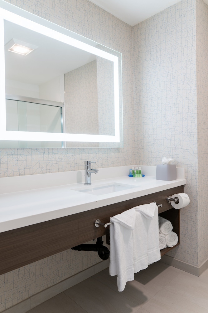 Holiday Inn Express And Suites Lake Forest 55/55