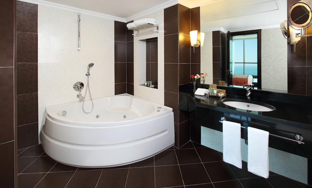 Kuwait Grand Hotel 63/64