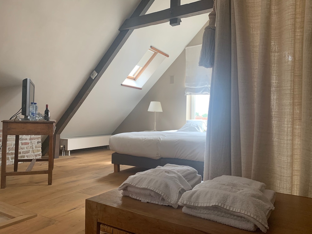 1669 Bed And Breakfast 17/50