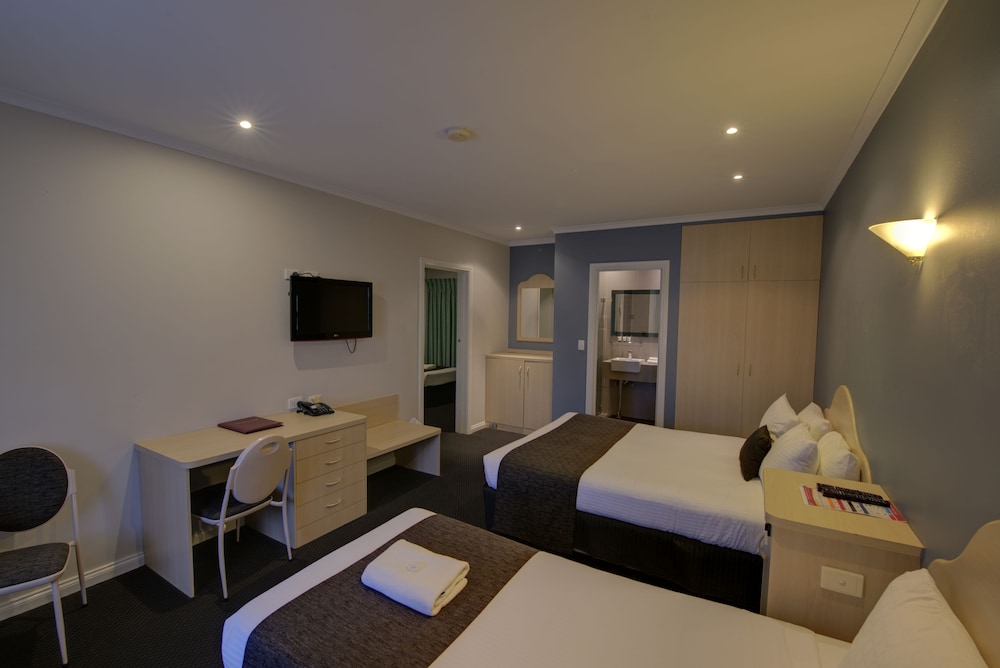 CHARLES RASP MOTOR INN AND COTTAGES 13/56