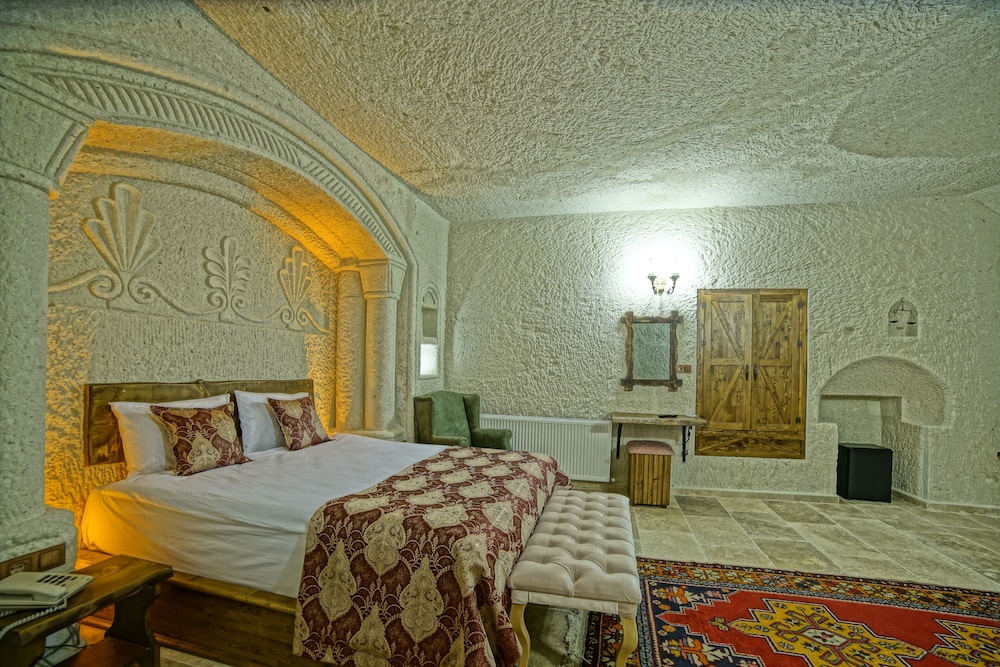 Risus Cave Suites 13/55