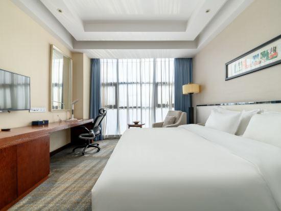 Superior, Queen Bed