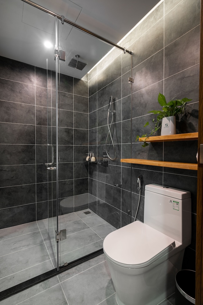 استوديو بسرير كينج بإطلالة على المدينة بشرفة، Chi House Danang 3/3