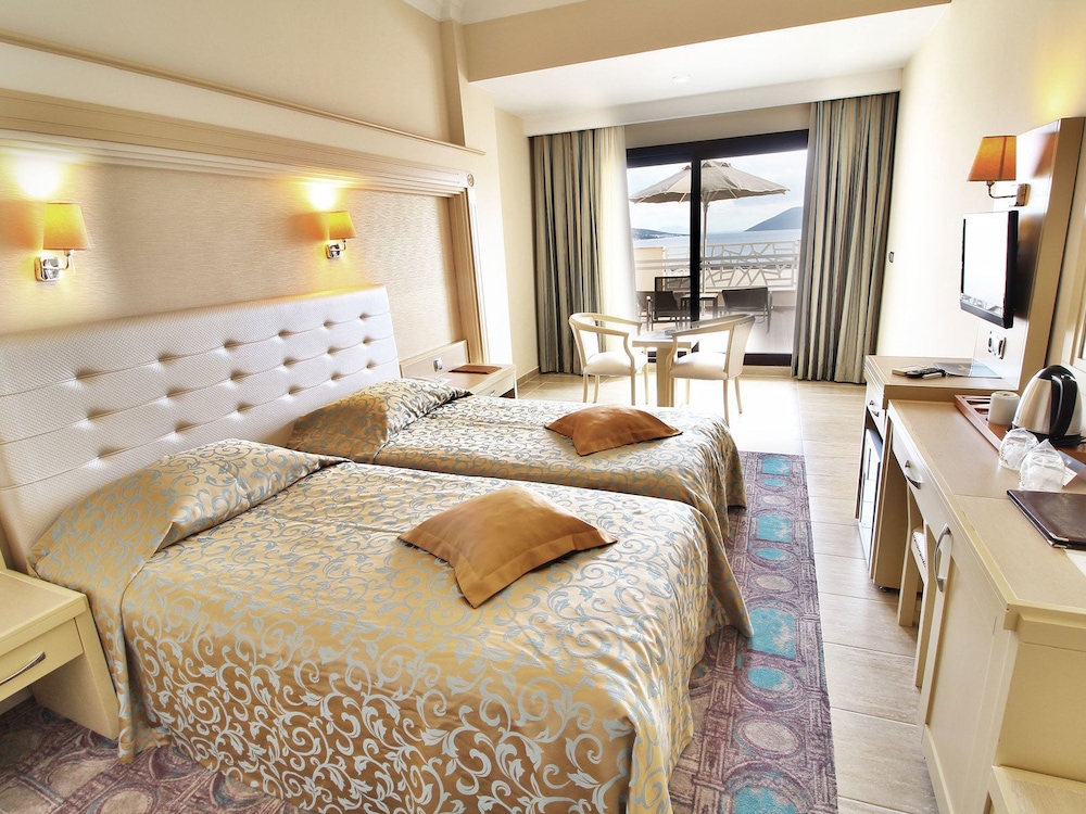 Azka Hotel 30/78