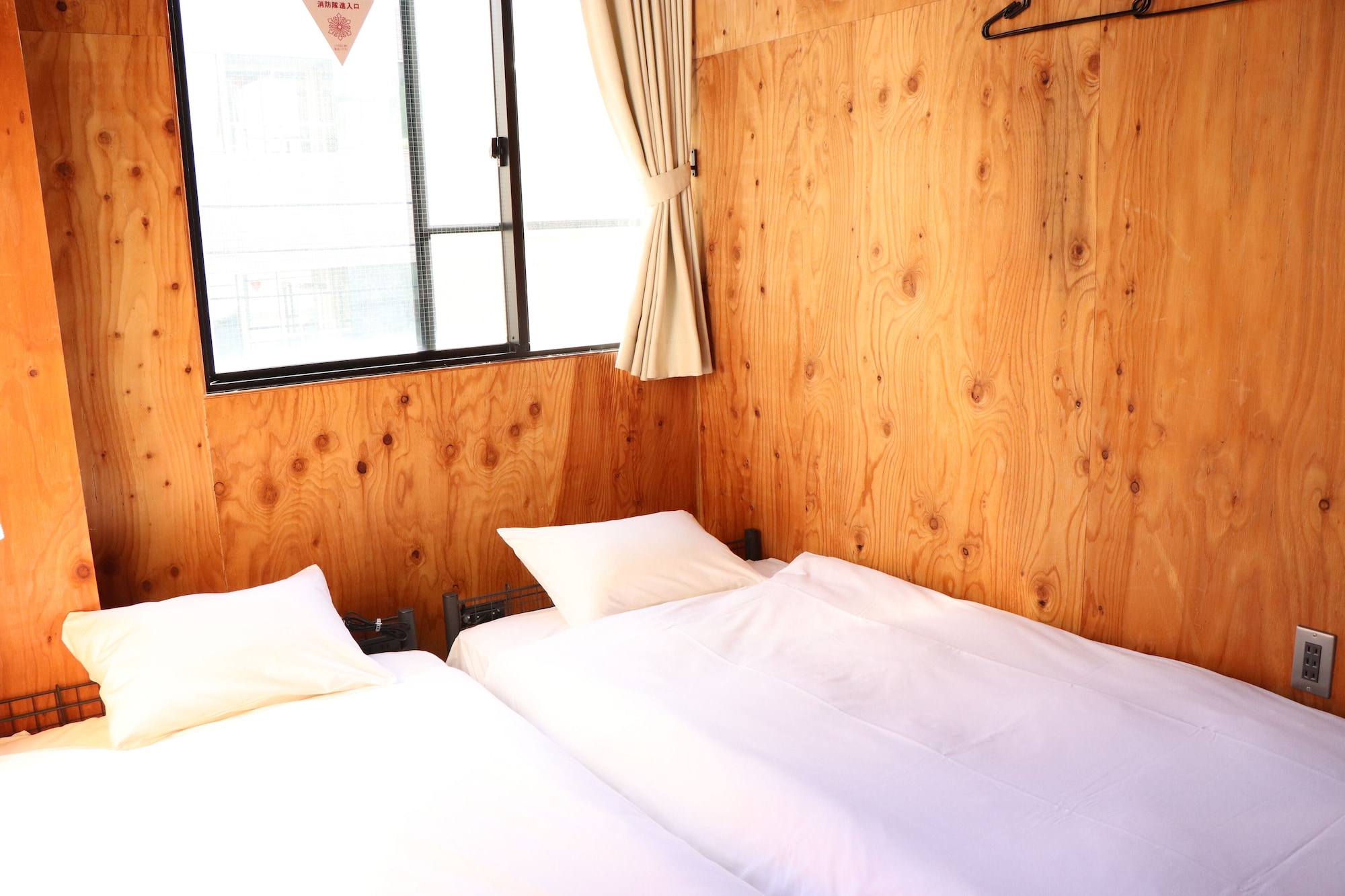 ROOM, TWIN BEDS
