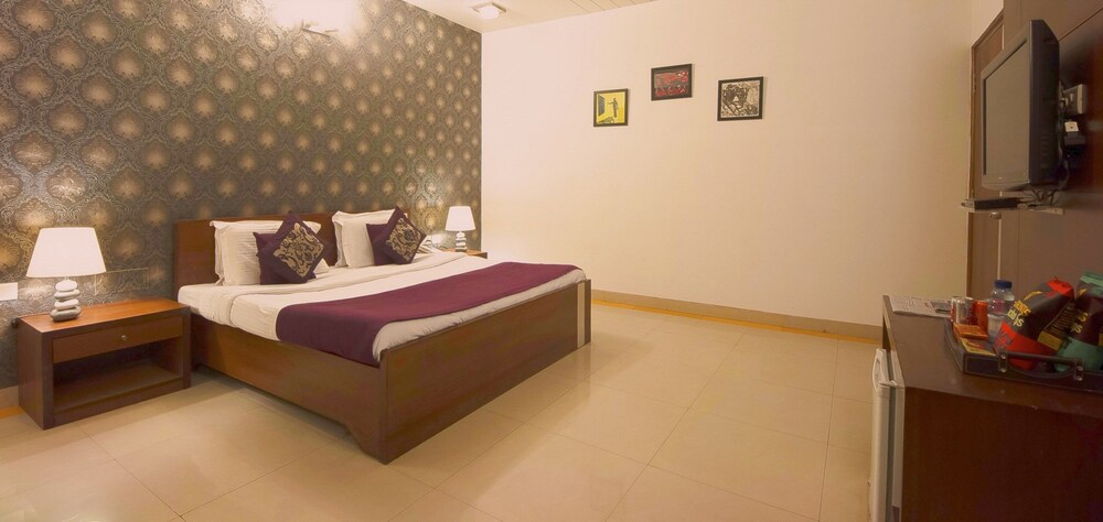 AIRPORT HOTEL DELHI 37 11/64