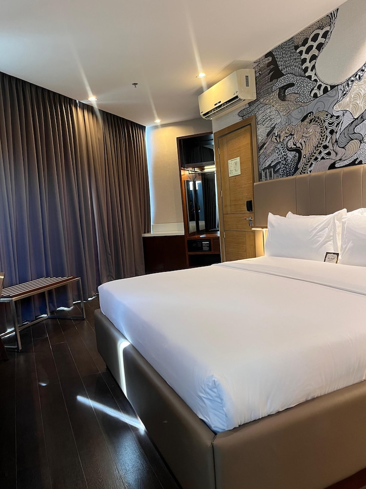 The Henry Hotel Roost Bacolod 24/93