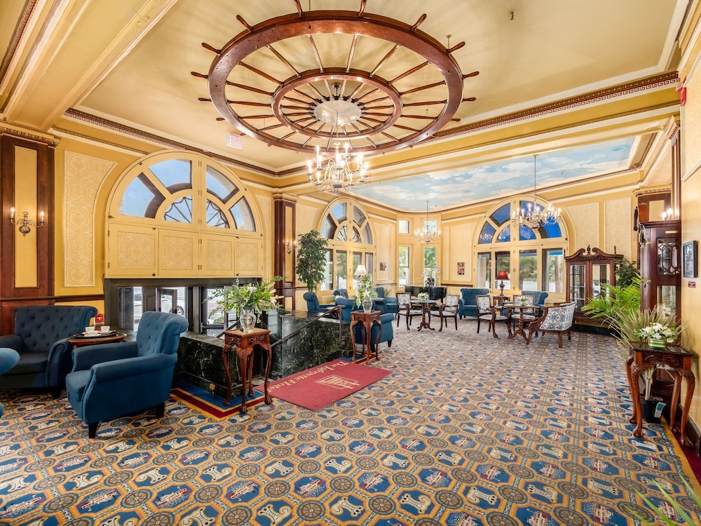 The Lafayette A grand Riverboat Era Hotel 68/77