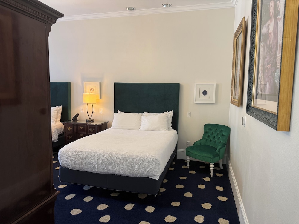 جناح ديلوكس بسريرين كوين، The Sterling Hotel 3/10