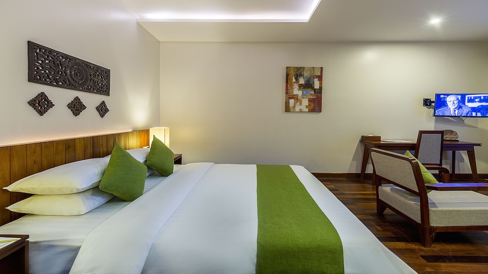 SUITE, KING BED, POOL VIEW, BALCONY