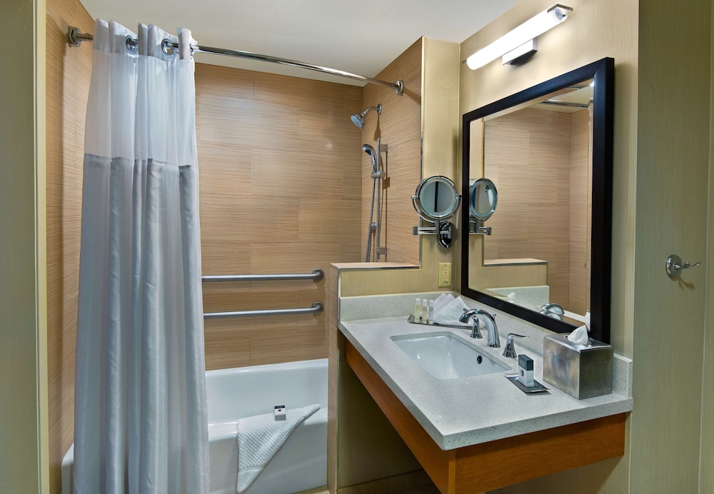 DOUBLETREE BY HILTON SAN PEDRO - PORT OF LOS ANGELES 15/65