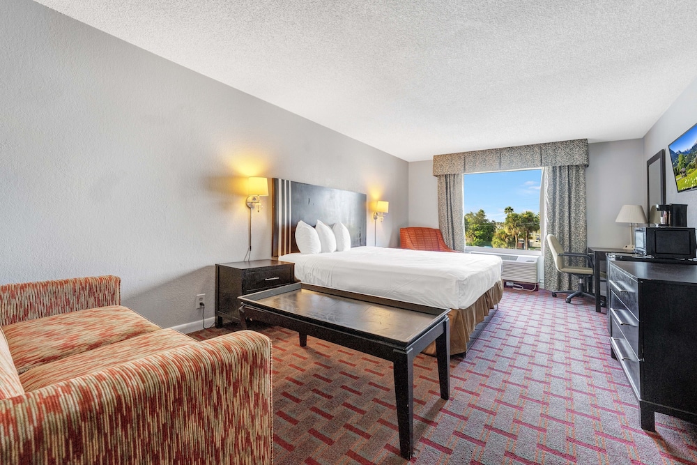Super 8 by Wyndham Orlando Near Florida Mall 23/54