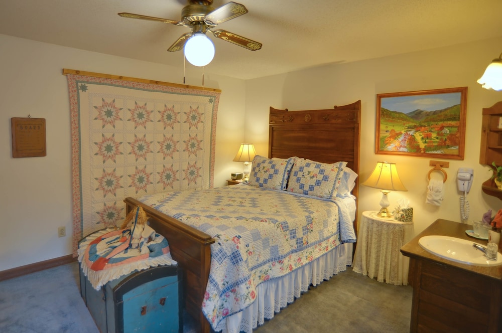 Blue Mountain Mist Country Inn 9/63
