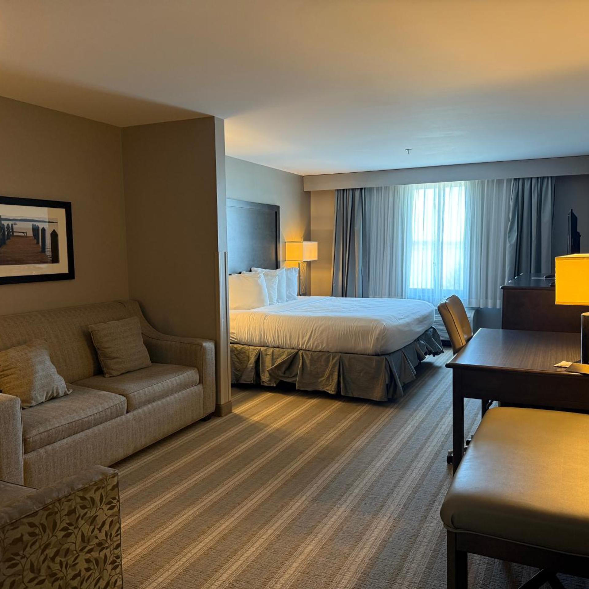 Suite, King Bed, Lake View
