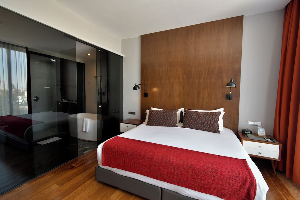 MASTER, SUITE