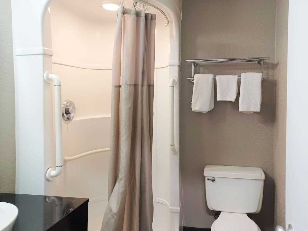 Motel6 Fresno - Blackstone North 11/28