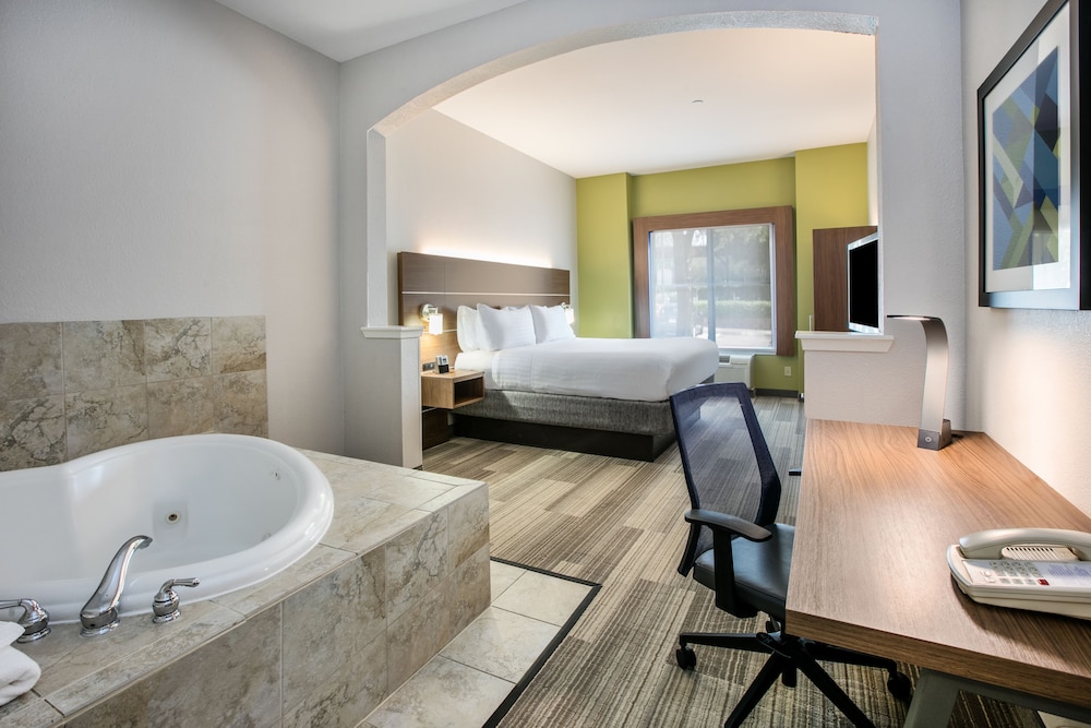 Holiday Inn Express Hotel And Suites Dallas Grand Prairie I 20 37/80