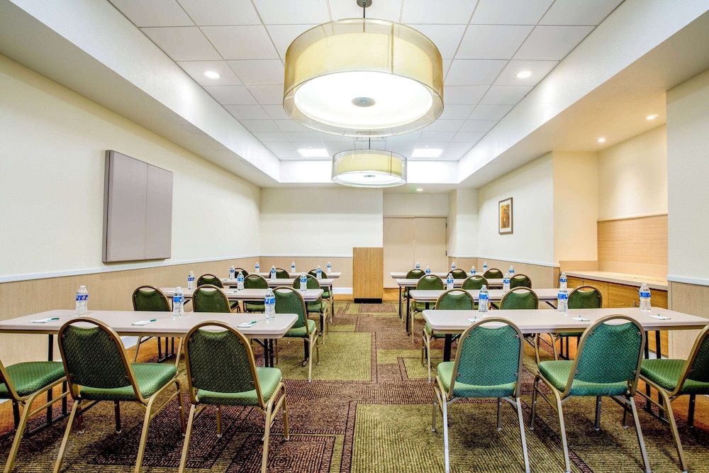 La Quinta Inn & Suites by Wyndham Danbury 45/58