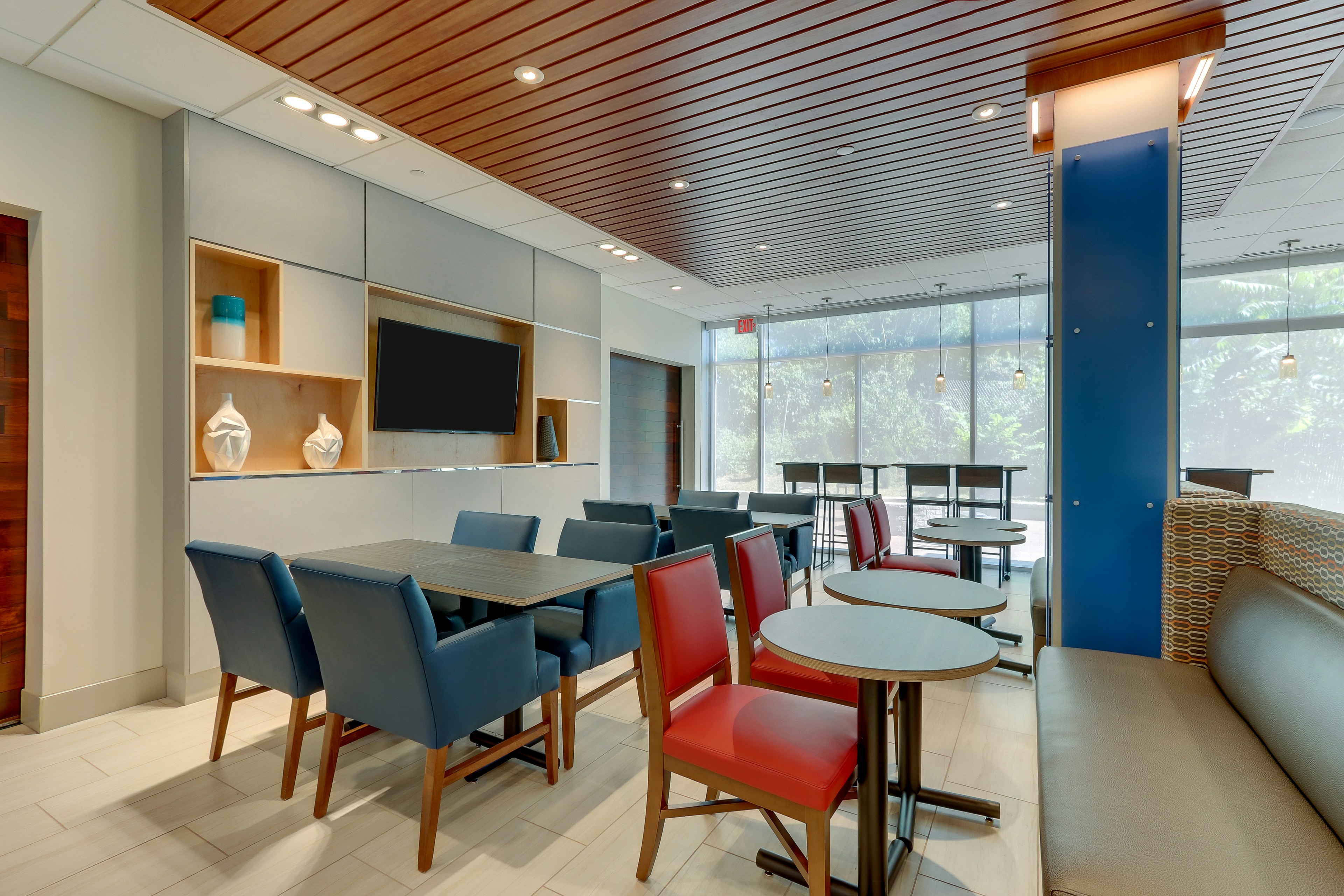 Holiday Inn Express and Suites Roanoke Civic Center 30/34