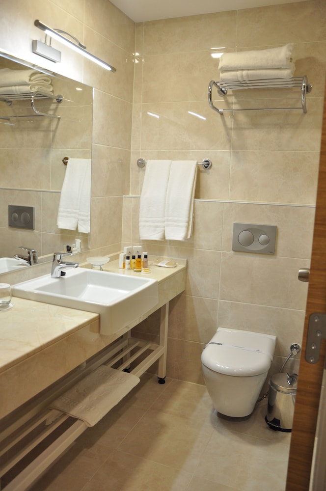 Grand Itimat Hotel 11/60