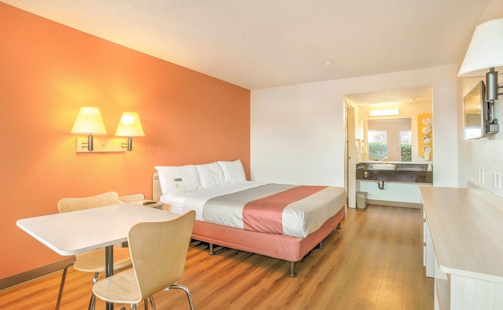 Motel6 Medford, OR - North 25/52