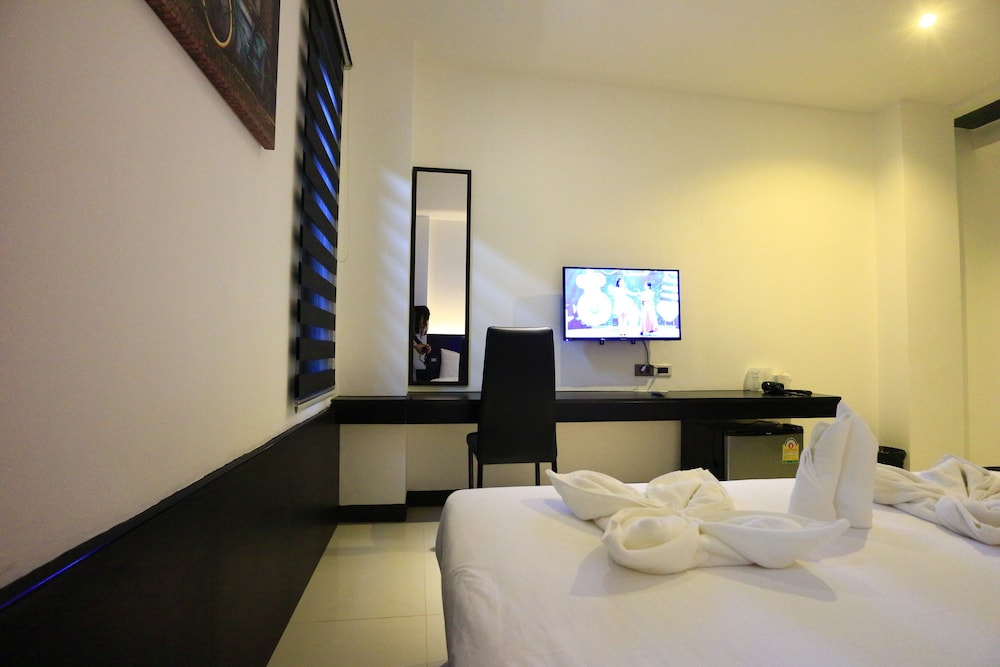 Azz Hotel 12/43