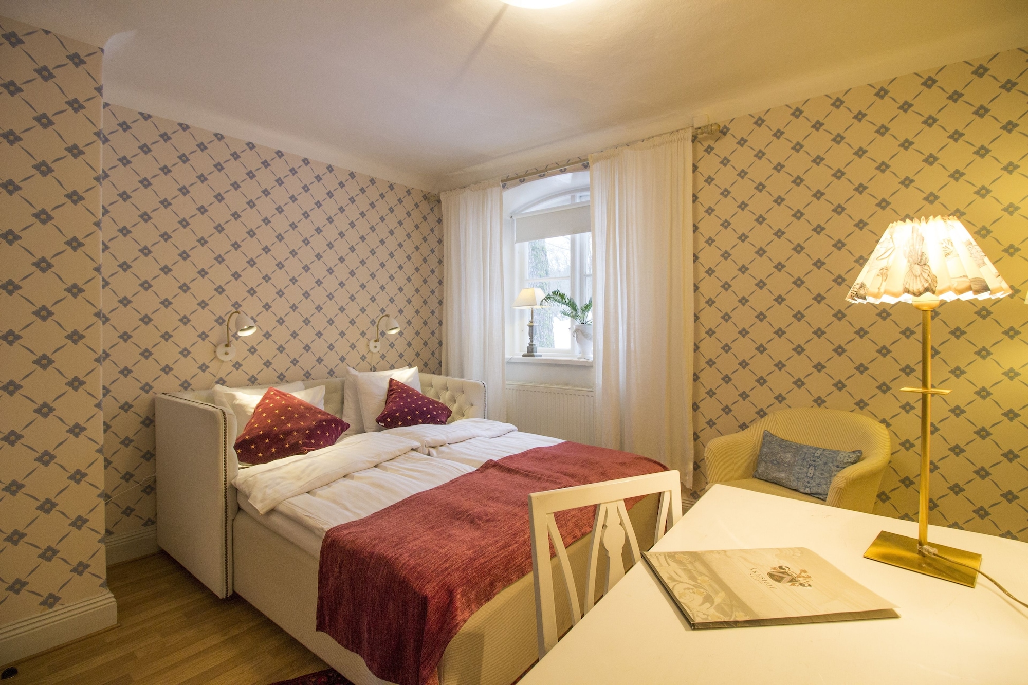STANDARD, QUEEN BED